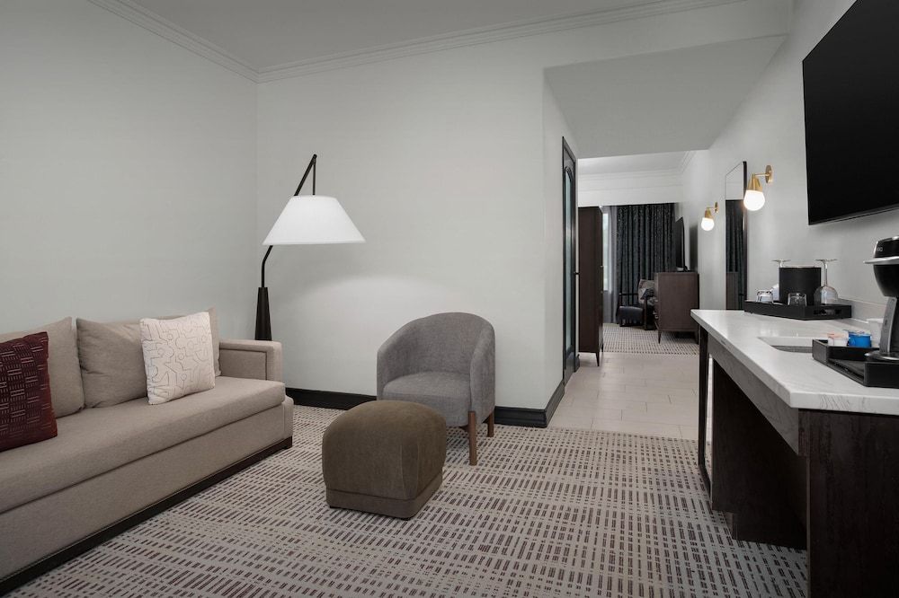 Bellasera Hotel & Suites Paso Robles, Tapestry by Hilton Room, 1 King Bed, Accessible (Mobility & Hearing, Roll-in Shower) 10