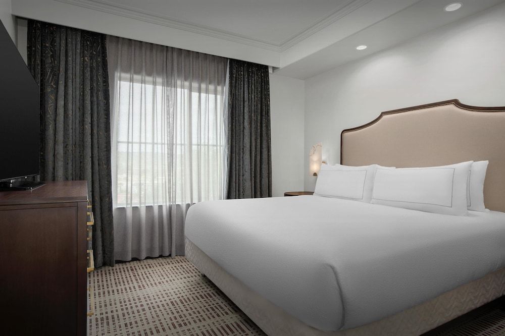 Bellasera Hotel & Suites Paso Robles, Tapestry by Hilton Room, 1 King Bed, Accessible (Mobility & Hearing, Roll-in Shower) 3