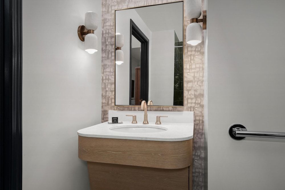 Bellasera Hotel & Suites Paso Robles, Tapestry by Hilton Room, 1 King Bed, Accessible (Mobility & Hearing, Roll-in Shower) 7