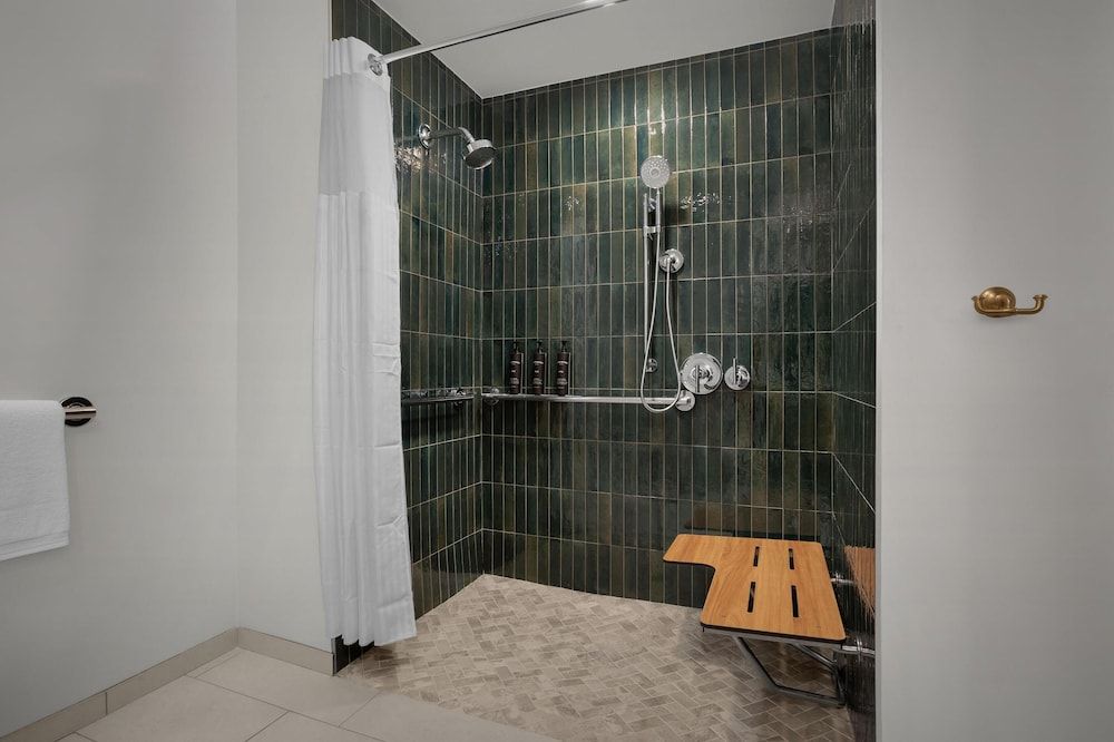 Bellasera Hotel & Suites Paso Robles, Tapestry by Hilton Room, 1 King Bed, Accessible (Mobility & Hearing, Roll-in Shower) 6