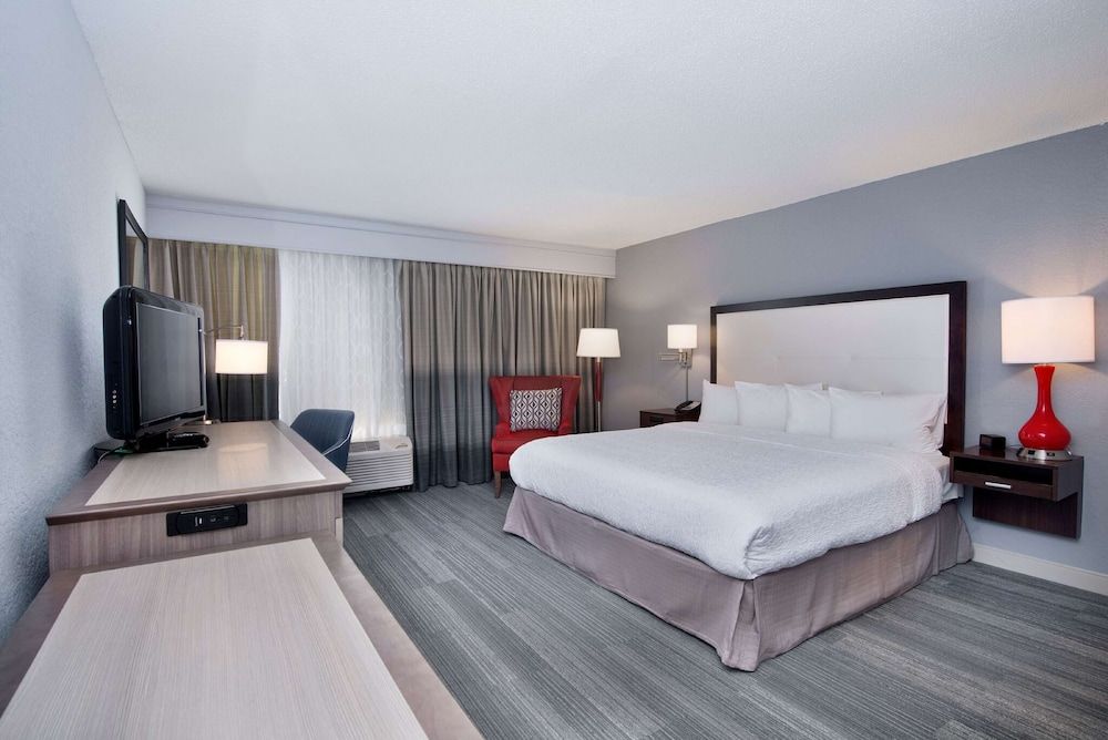 Room, 1 King Bed, Accessible, Non Smoking (Roll-in Shower)