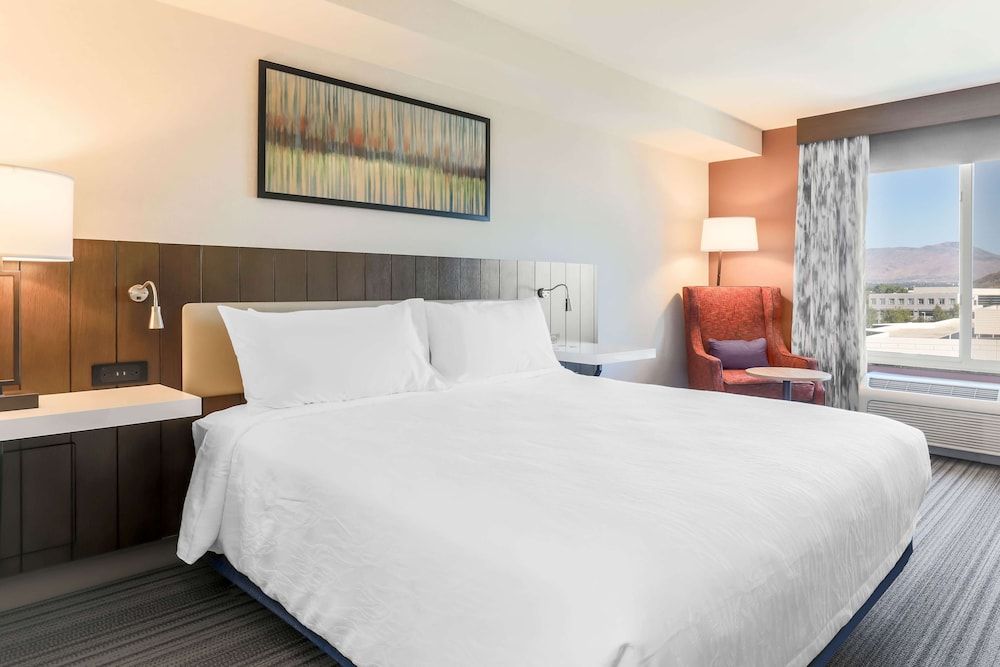 Room, 1 King Bed (With Drinks-Snacks)