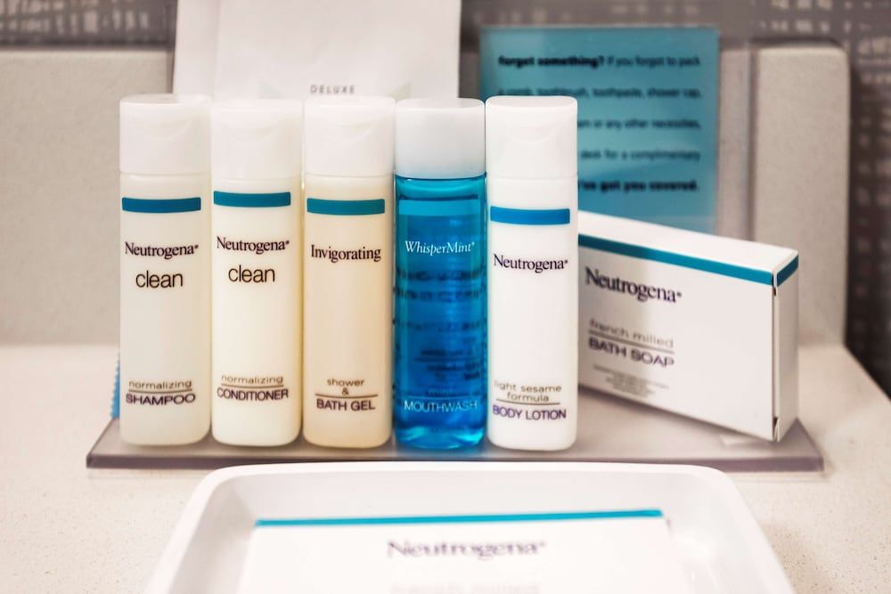 Hampton Inn & Suites Pittsburgh-Downtown Room, 2 Queen Beds, Accessible, Roll In Shower 3