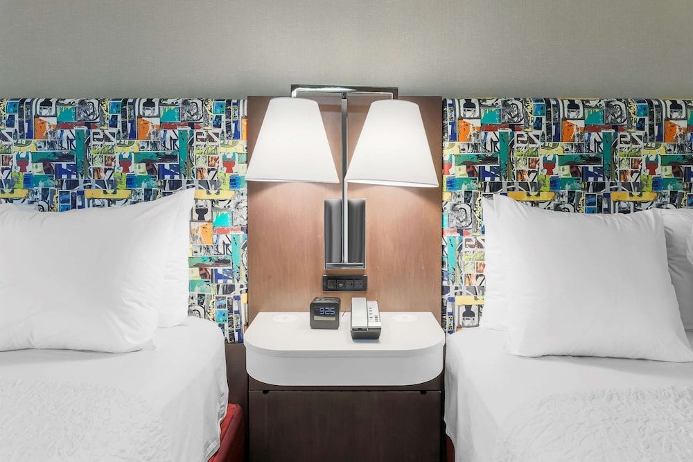 Hampton Inn & Suites Pittsburgh-Downtown Room, 2 Queen Beds, Accessible, Roll In Shower 2