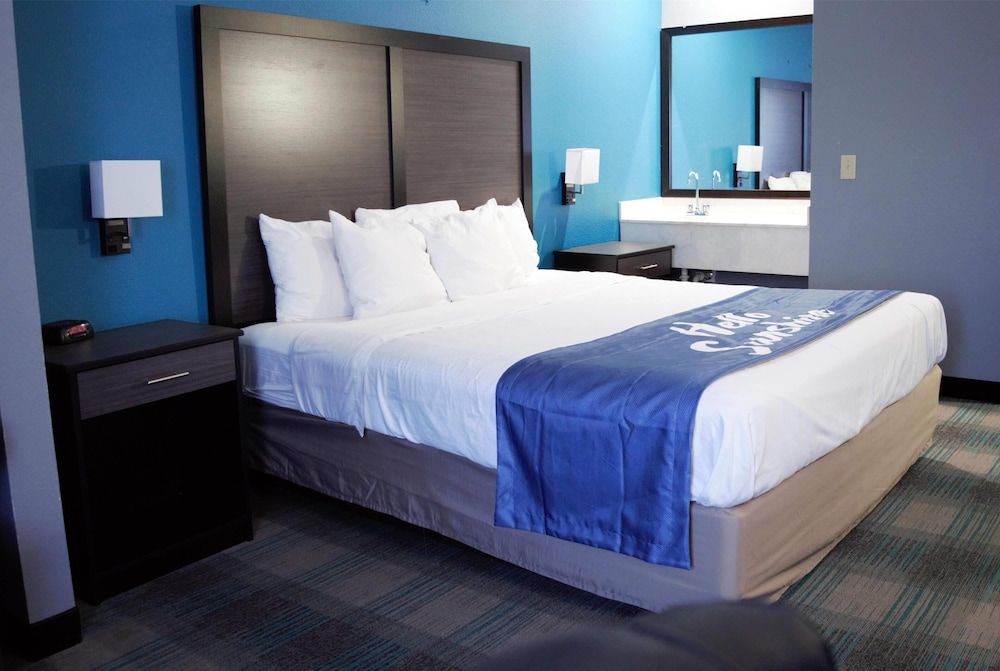 Room, 1 King Bed, Refrigerator & Microwave