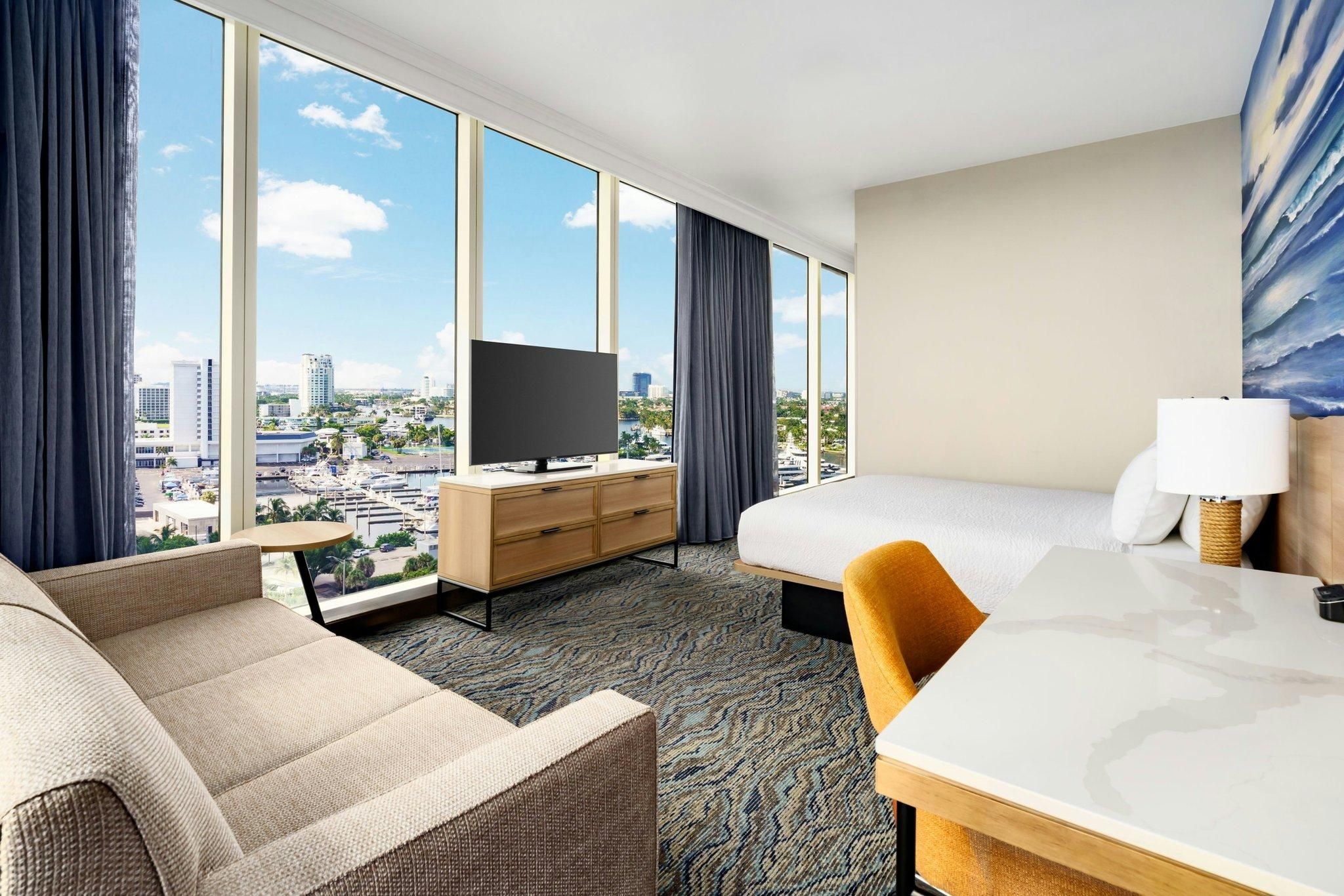Oceanfront, Guest room, 1 King, Sofa bed, Corner room, High floor