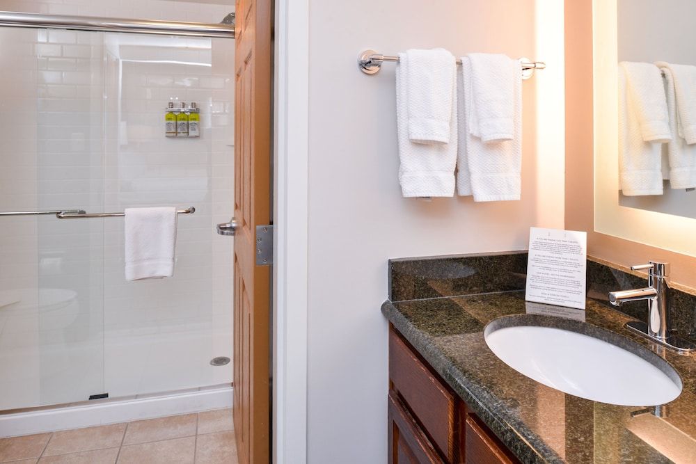 Studio Suite, 1 King Bed, Kitchen