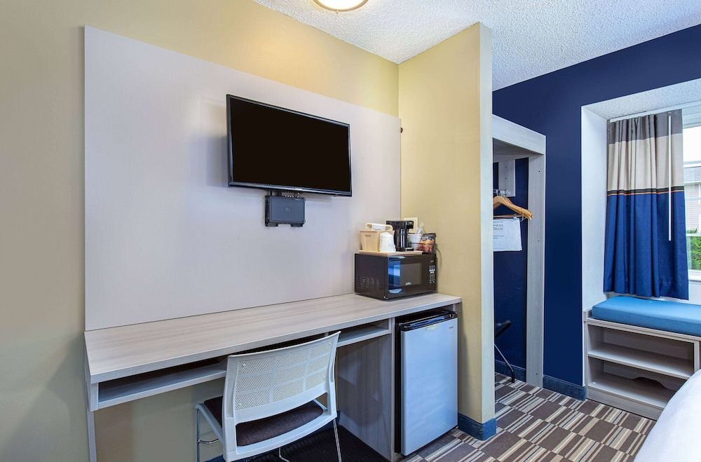 Room, 1 Queen Bed, Accessible, Non Smoking (Mobility, Tub w/ Grab Bars)