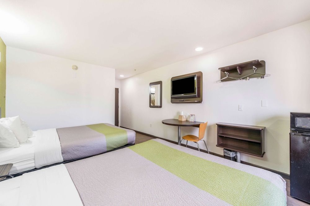 Motel 6 Gastonia, NC Standard Room, 2 Queen Beds, Non Smoking 3