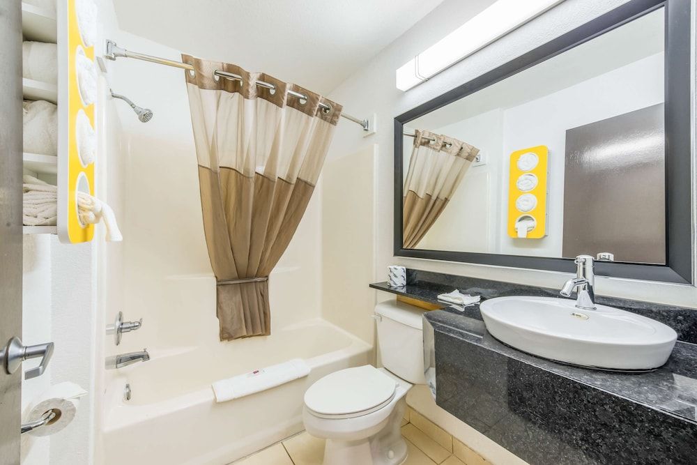 Motel 6 Gastonia, NC Standard Room, 1 Queen Bed, Non Smoking 4