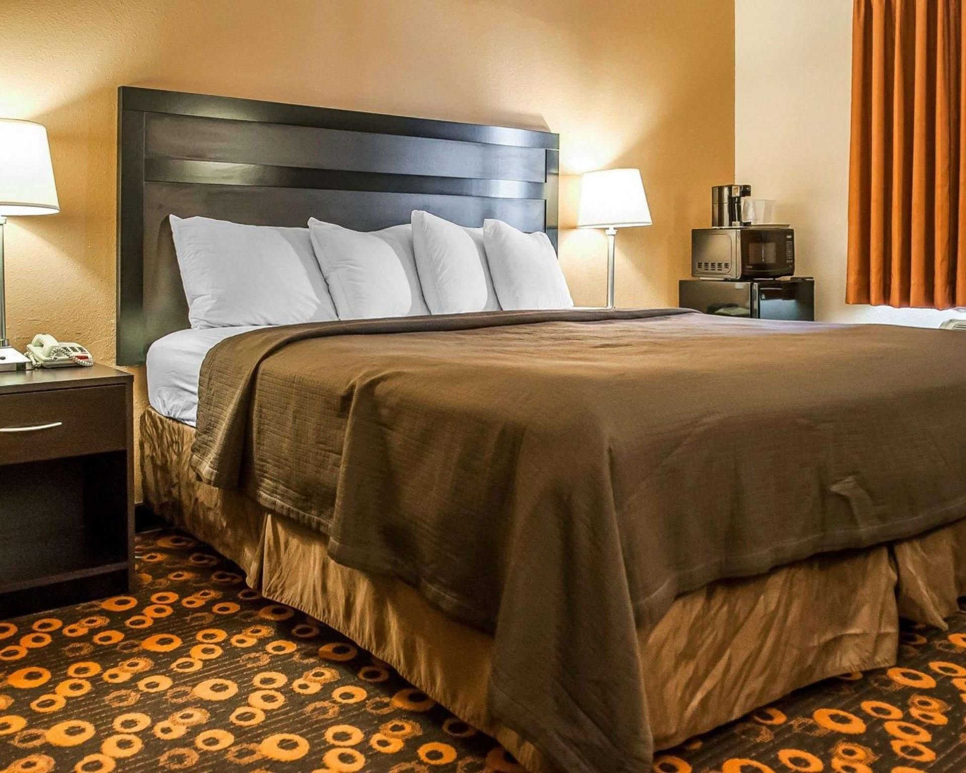 1 King Bed, Nonsmoking Accessible