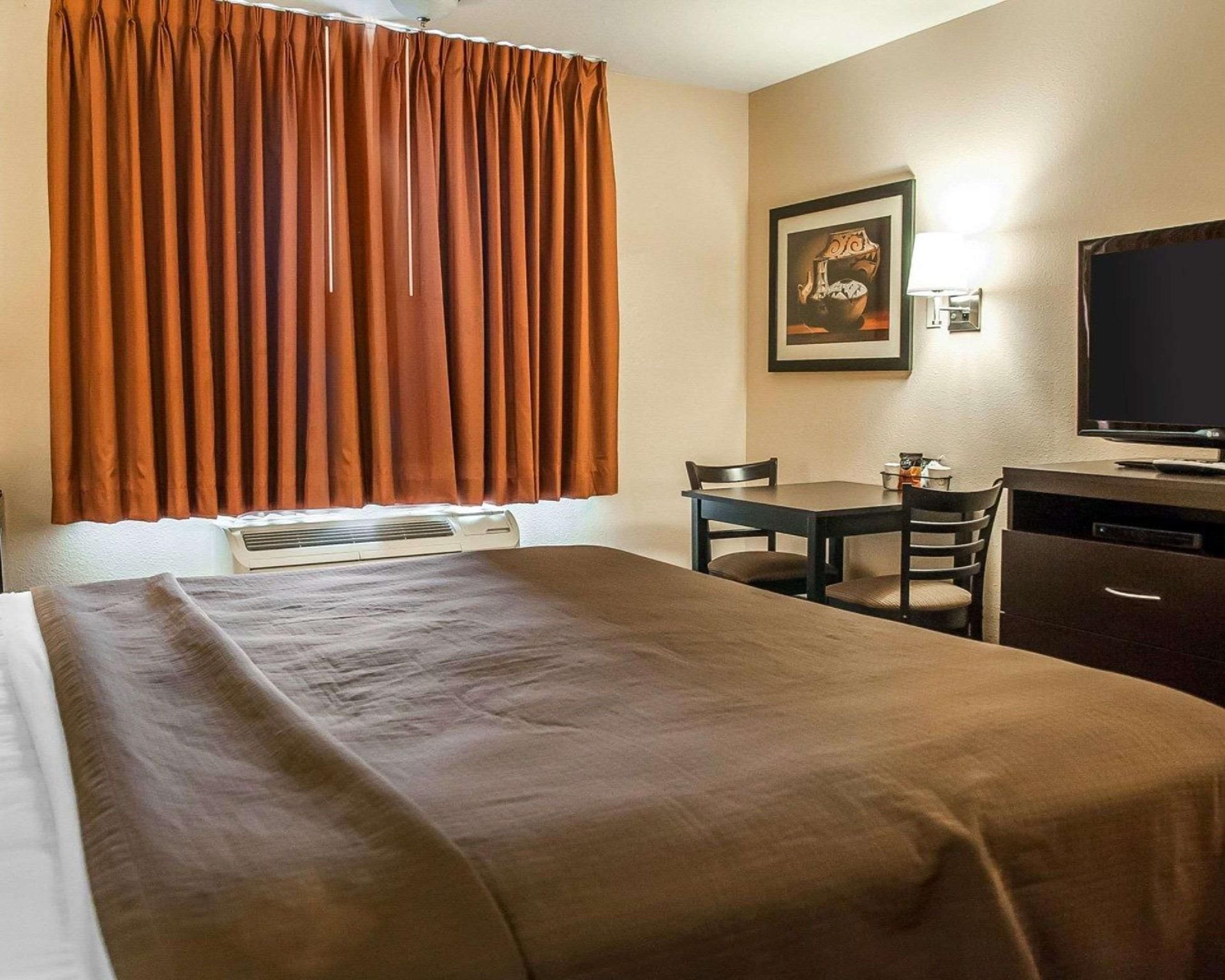 1 King Bed, Nonsmoking Accessible