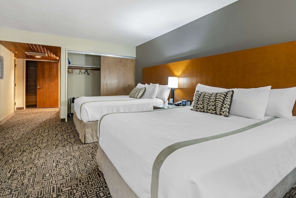 Mt Hood Oregon Resort, BW Premier Collection Suite, 2 Queen Beds, Refrigerator & Microwave (with Sofabed) 2