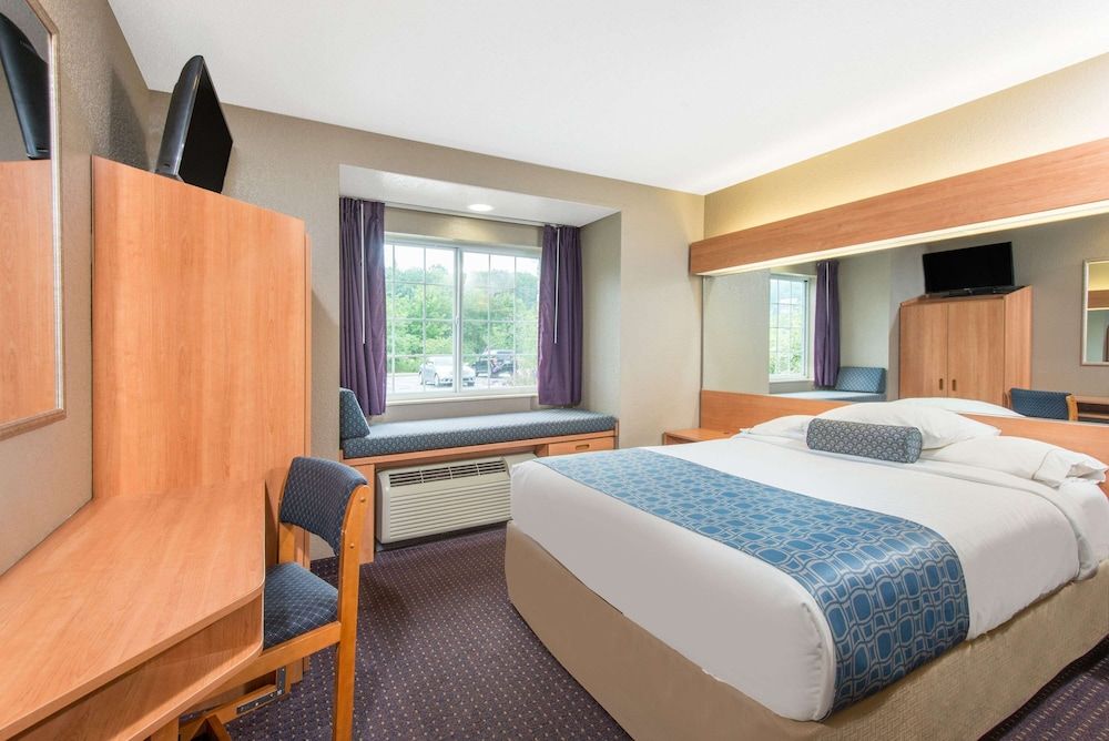 Standard Room, 1 Queen Bed