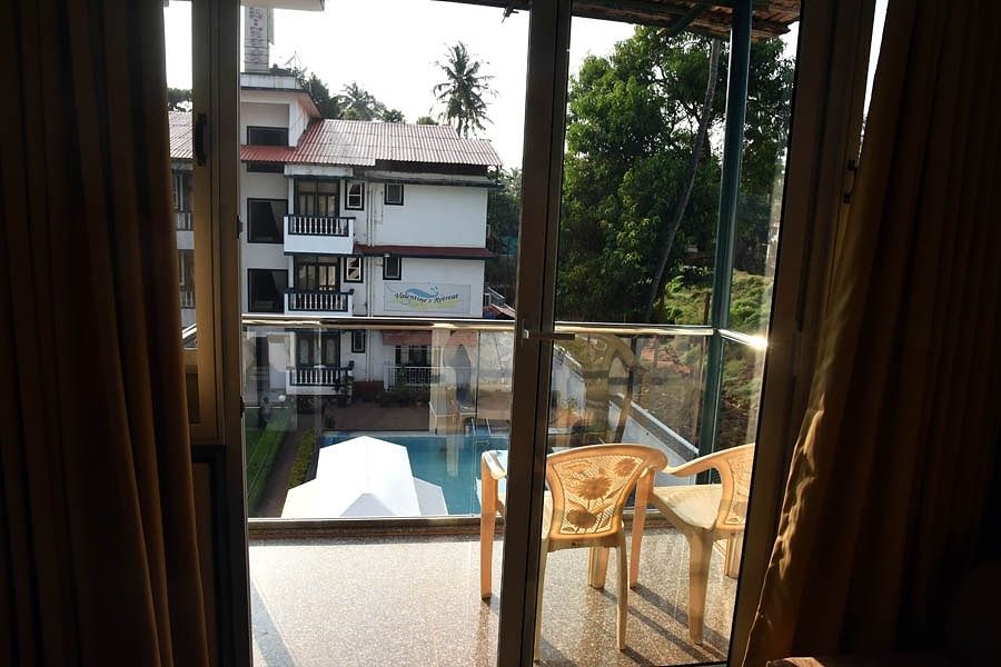 Valentine's Retreat - Near Candolim Beach Suite AC with Balcony