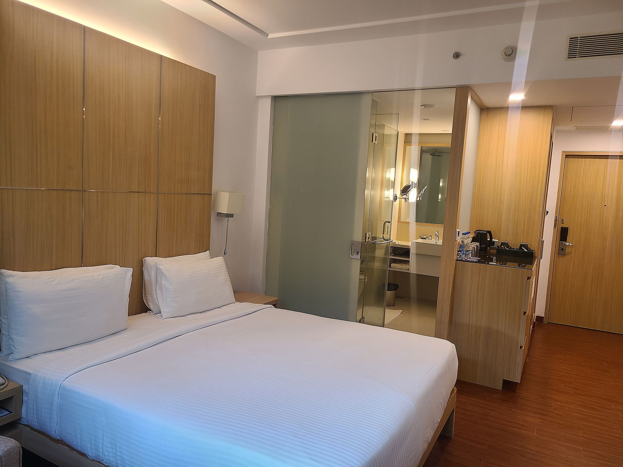 Premier Room, 1 King Bed, Pool View, Executive Level