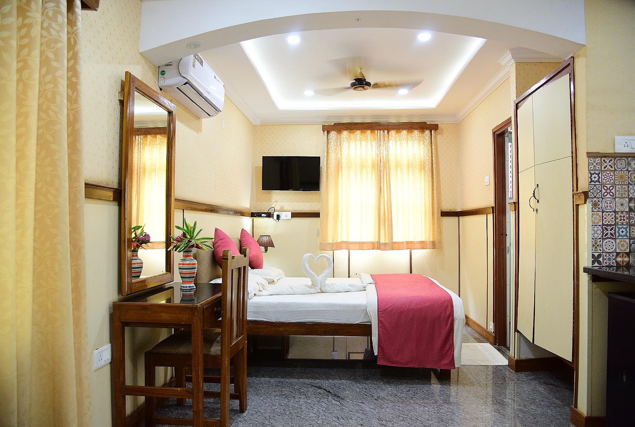 Summerville Beach Resort Near Candolim Beach Executive Room with Balcony 4