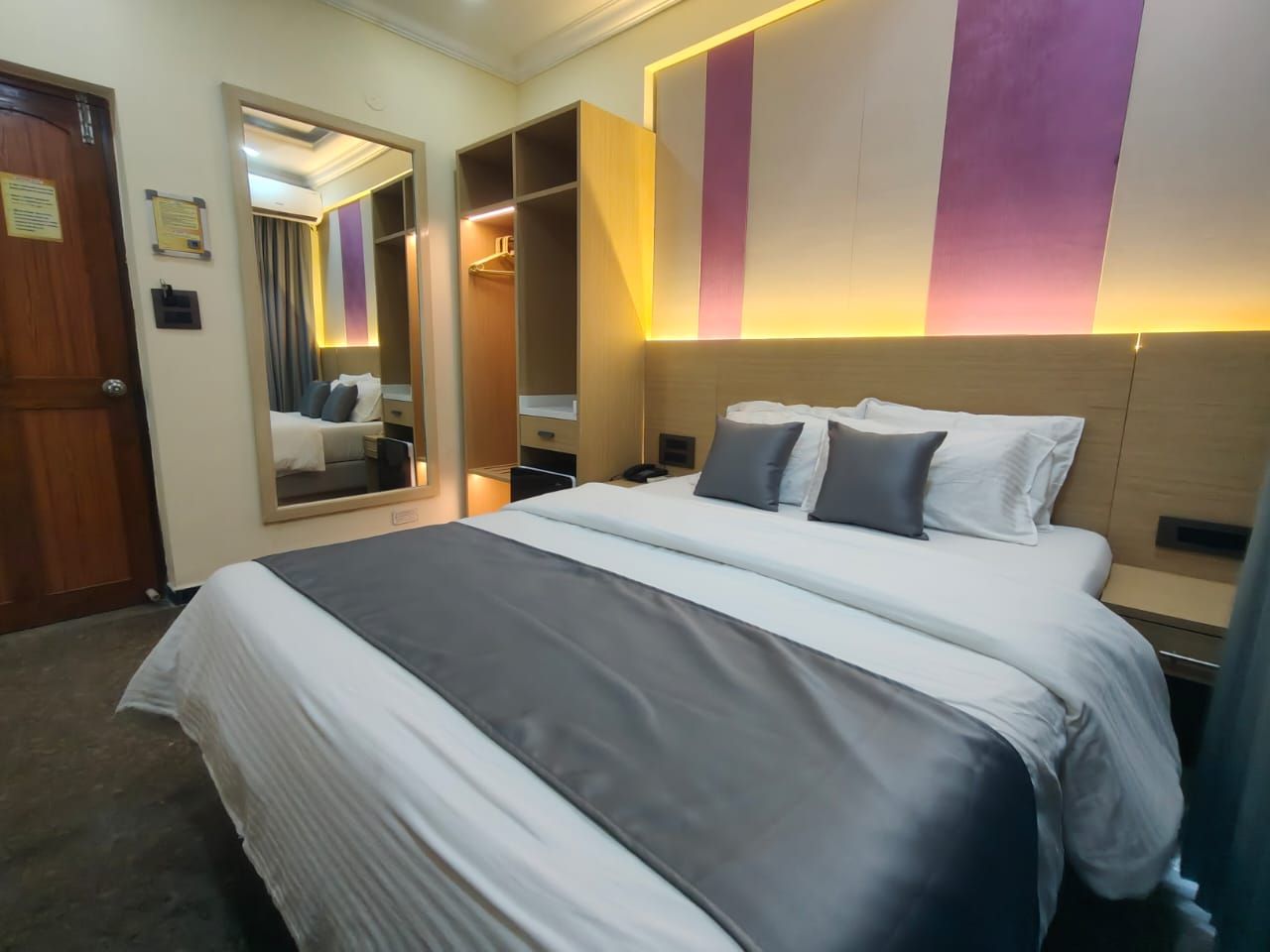 Queen Superior Room Pool View
