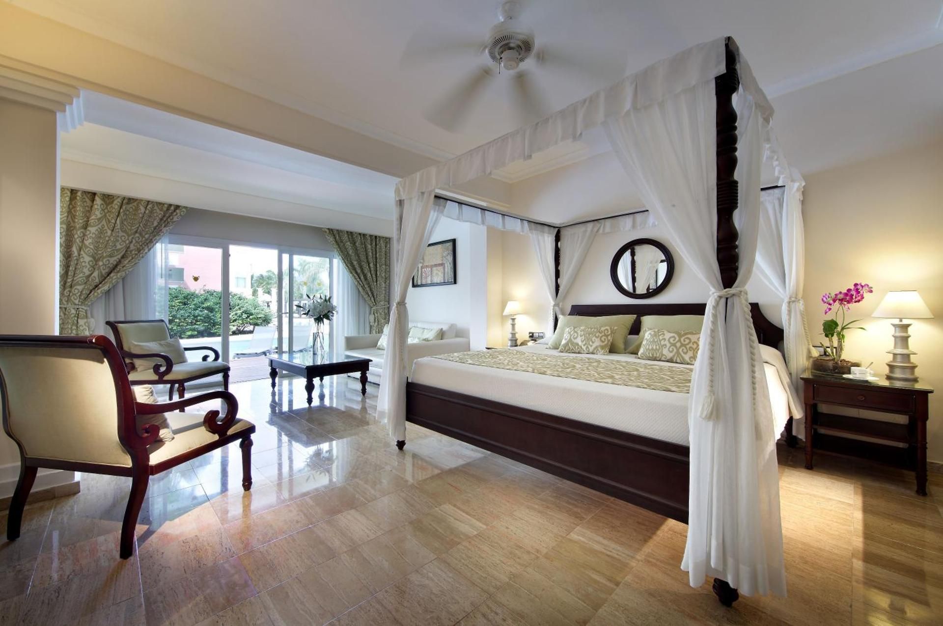 Swim Up Junior Suite