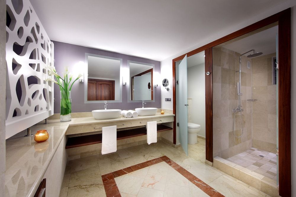 Jacuzzi Terrace Suite Beachside