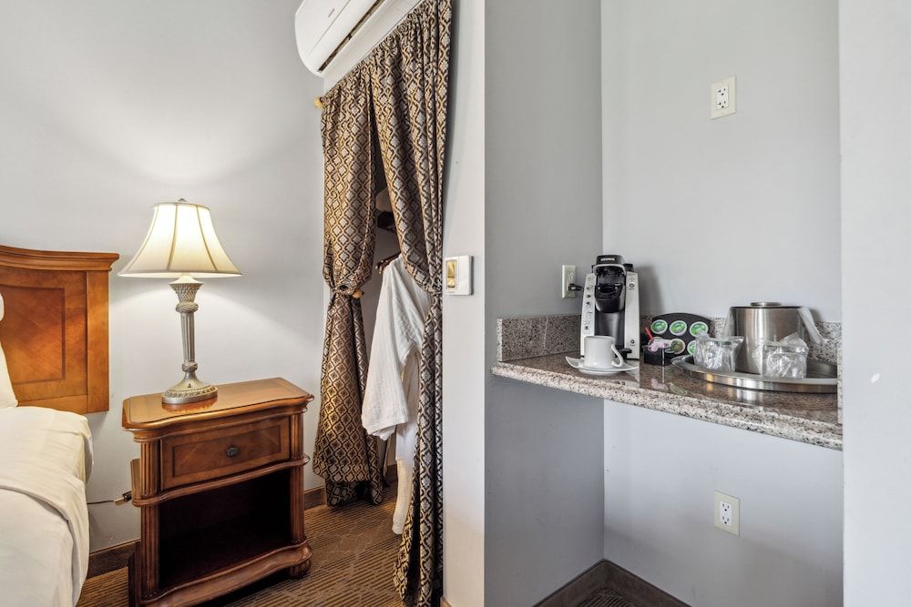 Villa Montes Hotel Premium Room, 1 King Bed (Premium King Room) 4