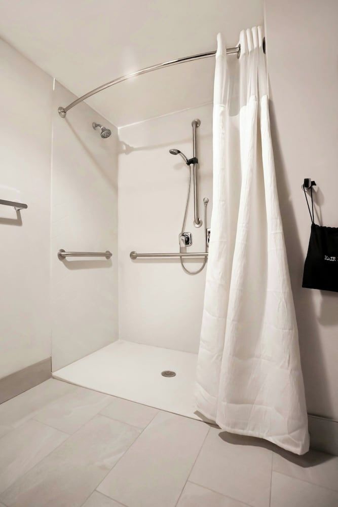 Room, 2 Queen Beds, Non Smoking (Mobility/Hearing Access, Roll-in Shwr)