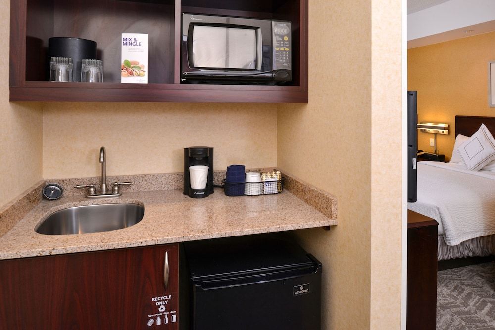 Suite, 1 King Bed with Sofa bed (Mobility/Hearing Accessible, Tub)