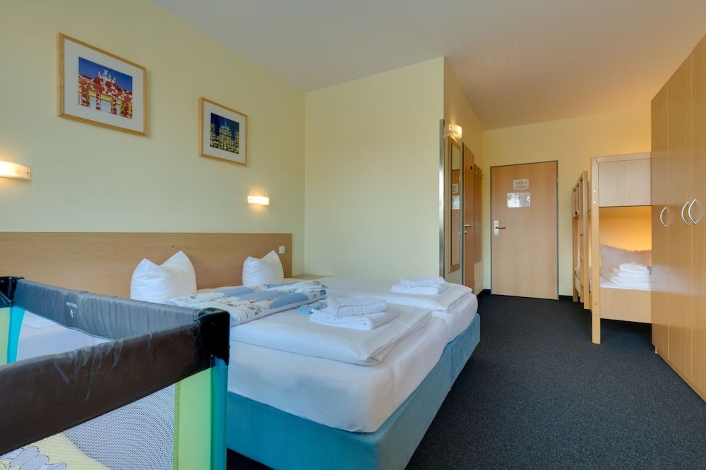 Familienhotel Citylight Berlin Family Room (for 2 adults and 2 children) 2