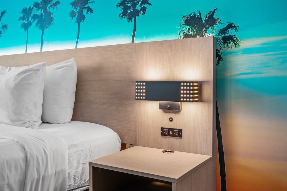 Avania Inn of Santa Barbara Deluxe Room, 1 King Bed (Deluxe King) 3