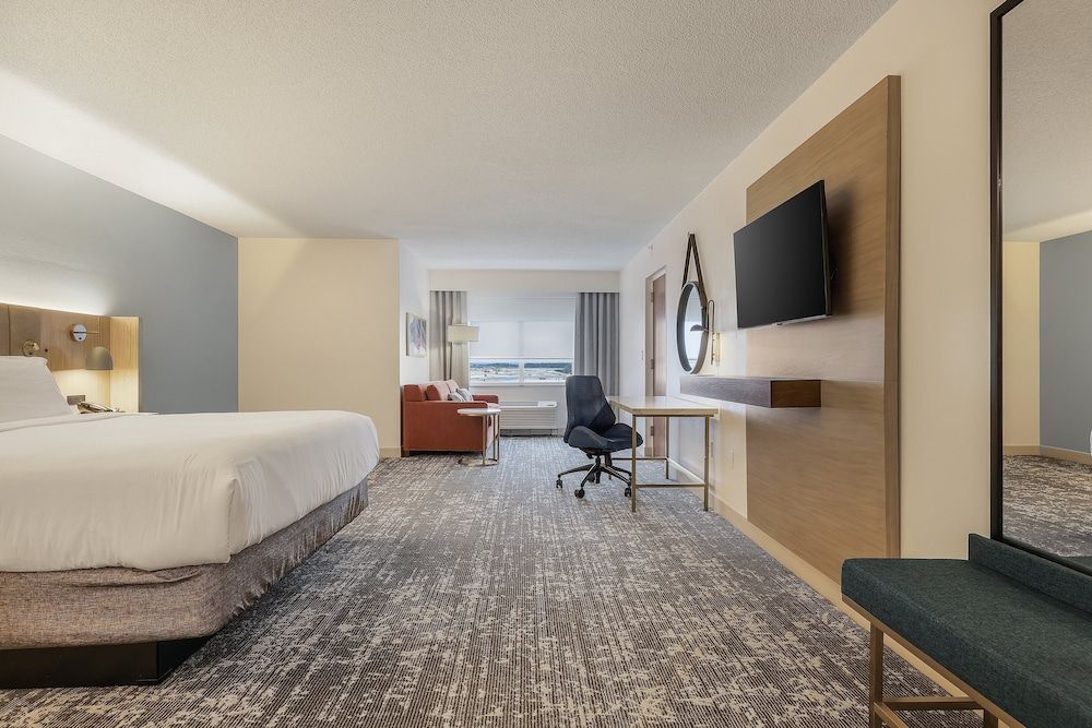 Standard Room, 1 King Bed (Communications, Roll-In Shower)