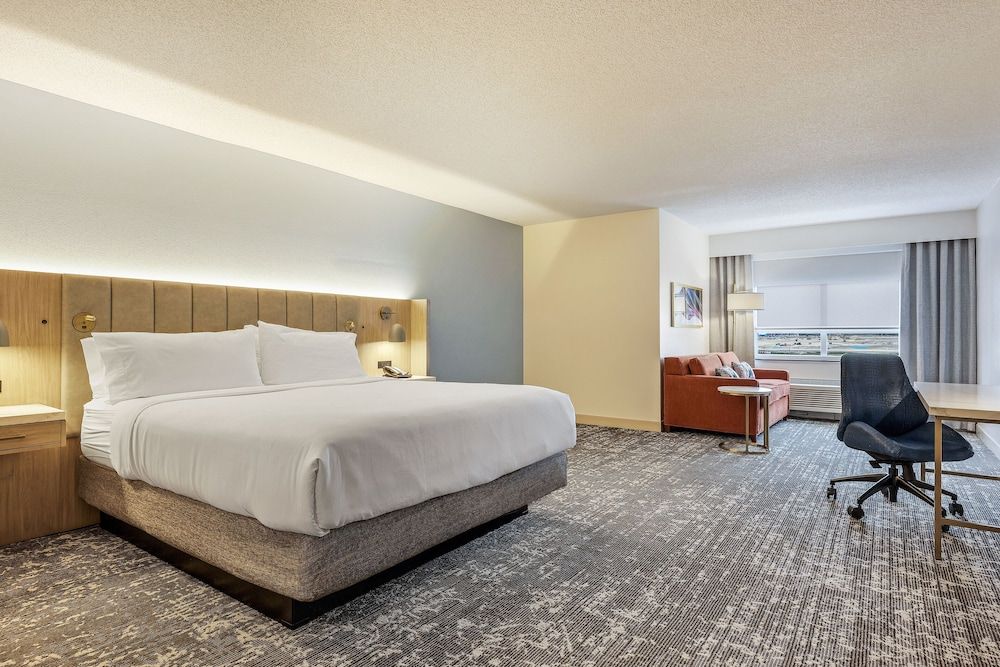 Standard Room, 1 King Bed (Communications, Roll-In Shower)
