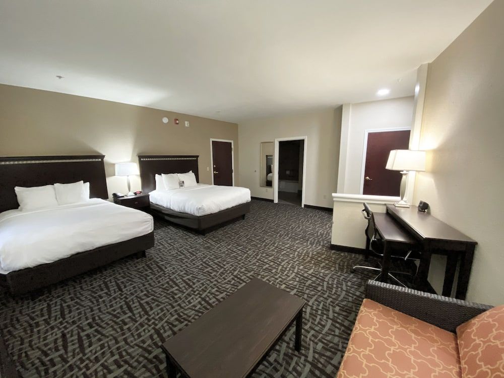 Queen Suite Deluxe Accessible