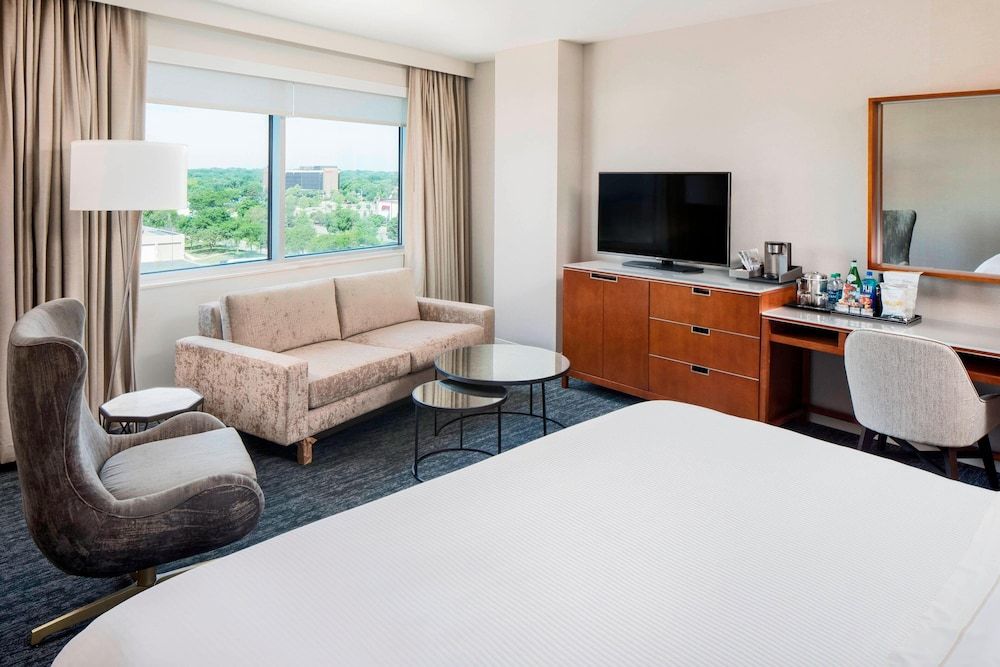 Deluxe Room, 1 King Bed (Mobility/Hearing Access, Roll-In Shwr)
