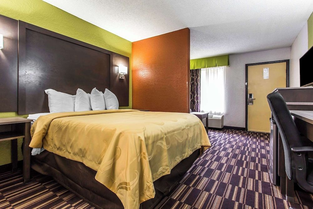 Suite, 1 Queen Bed with Sofa bed, Non Smoking