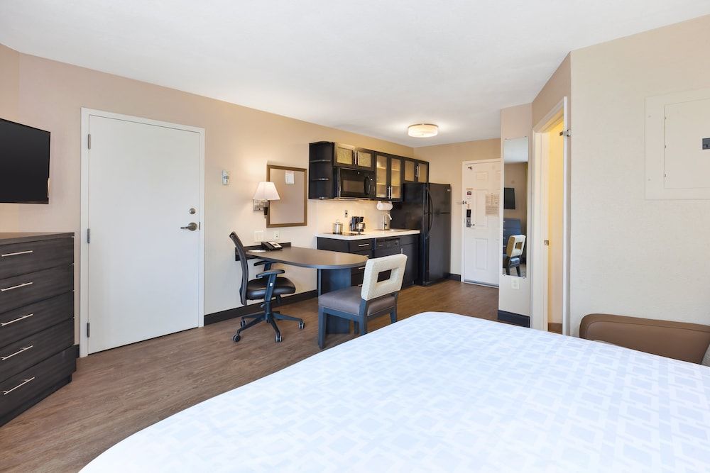 Studio Suite, 1 Queen Bed, Accessible Bathtub (Mobility)