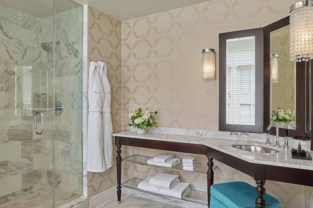 Executive Suite, 1 King Bed, City View