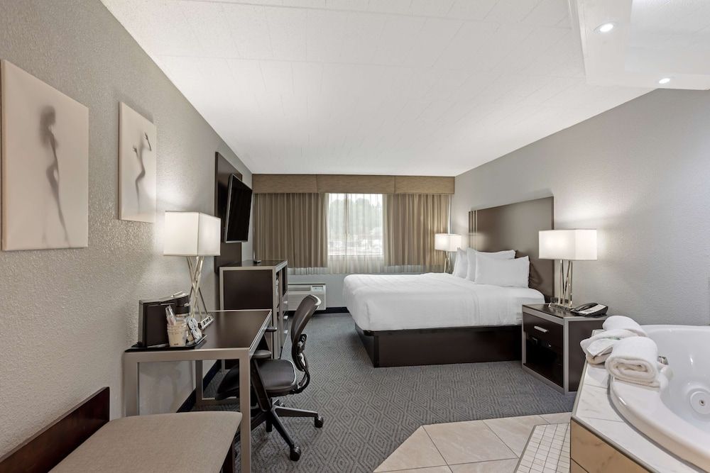 Standard Room, 1 King Bed, Non Smoking, Jetted Tub