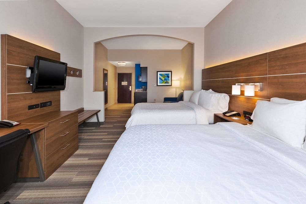 Suite, 2 Queen Beds, Accessible (Mobil Access Tub)