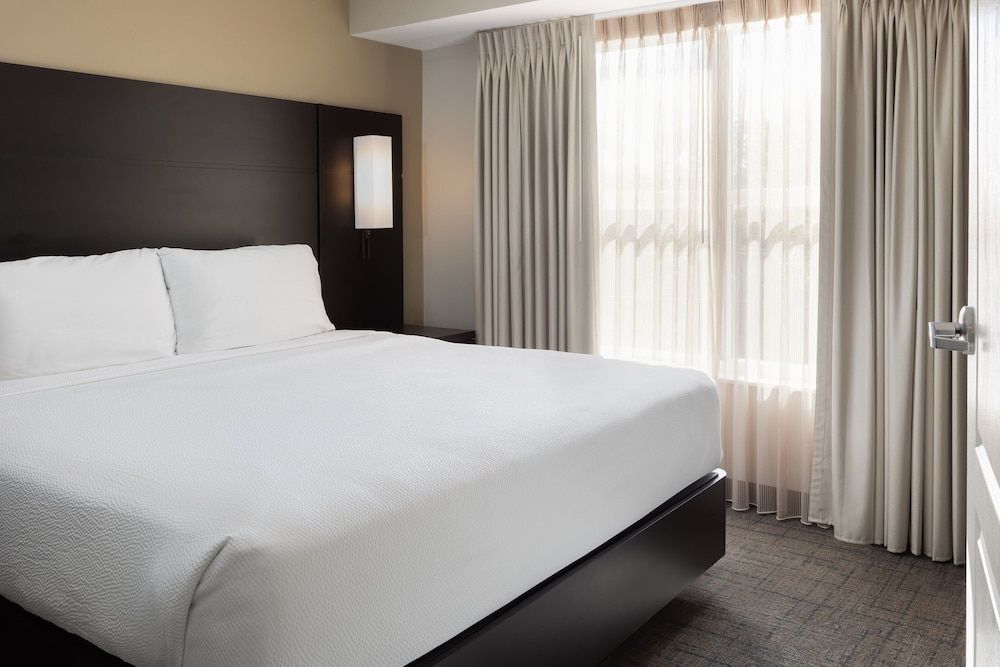 Suite, 1 Double Bed, Non Smoking (Mobility/Hearing Access, Roll-in Shwr)