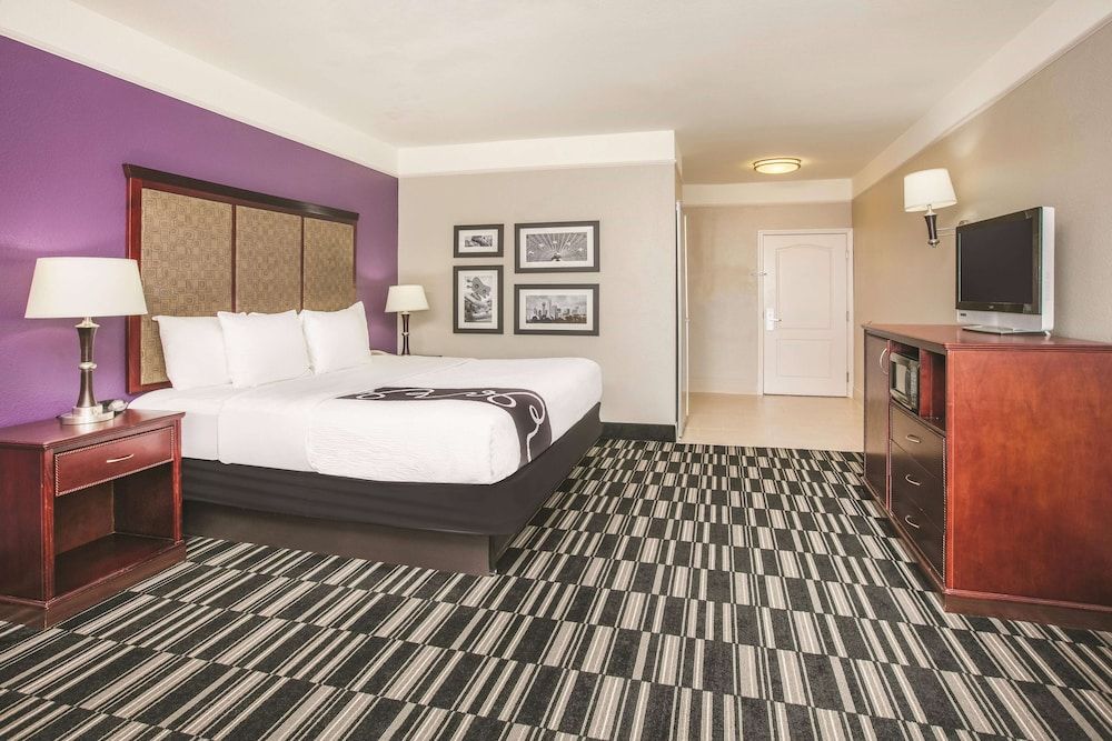 Room, 1 King Bed, Accessible, Non Smoking (Roll-In Shower)
