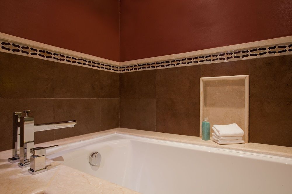 Deep Soaking Bathtub