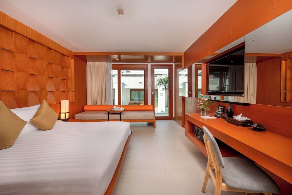 La Flora Resort Patong Deluxe Room, Pool View (Free Daily Minibar) 3