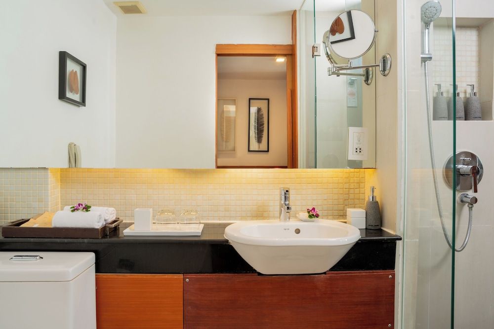 La Flora Resort Patong Deluxe Room, Pool View (Free Daily Minibar) 8