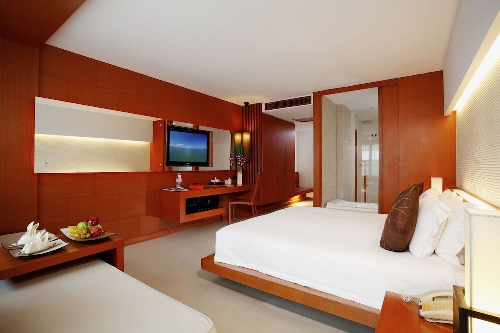La Flora Resort Patong Deluxe Room, Pool Access (Free Daily Minibar) 2
