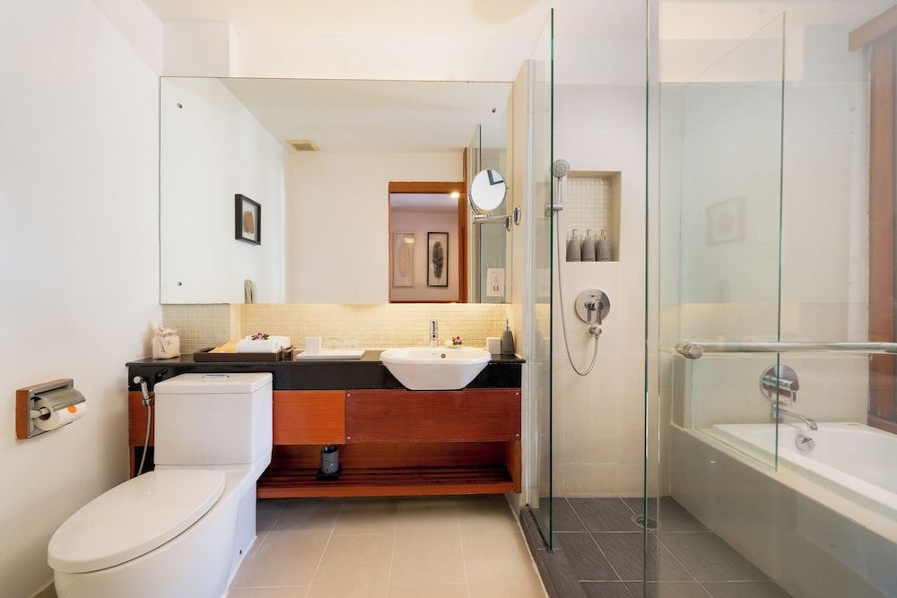 La Flora Resort Patong Deluxe Room, Pool View (Free Daily Minibar) 5