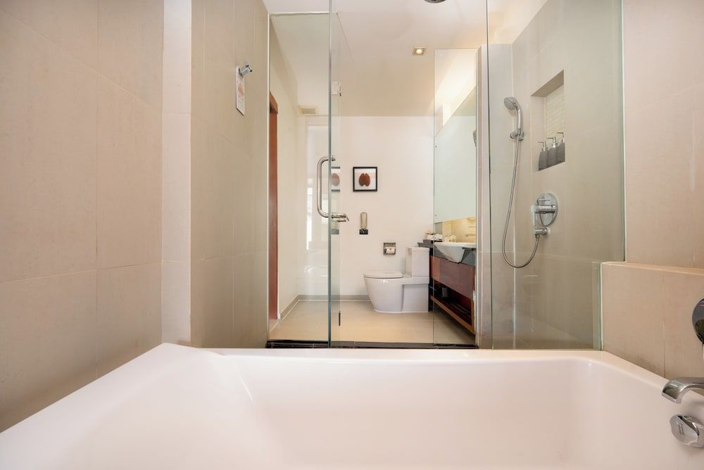 La Flora Resort Patong Deluxe Room, Pool View (Free Daily Minibar) 4