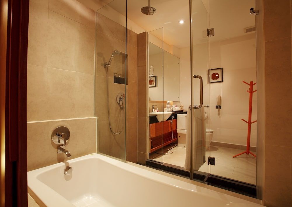 La Flora Resort Patong Deluxe Room, Pool View (Free Daily Minibar) 6