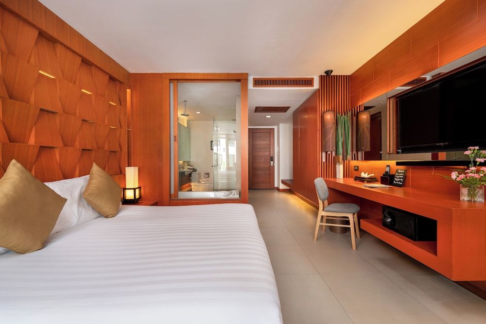 La Flora Resort Patong Deluxe Room, Pool Access (Free Daily Minibar) 3