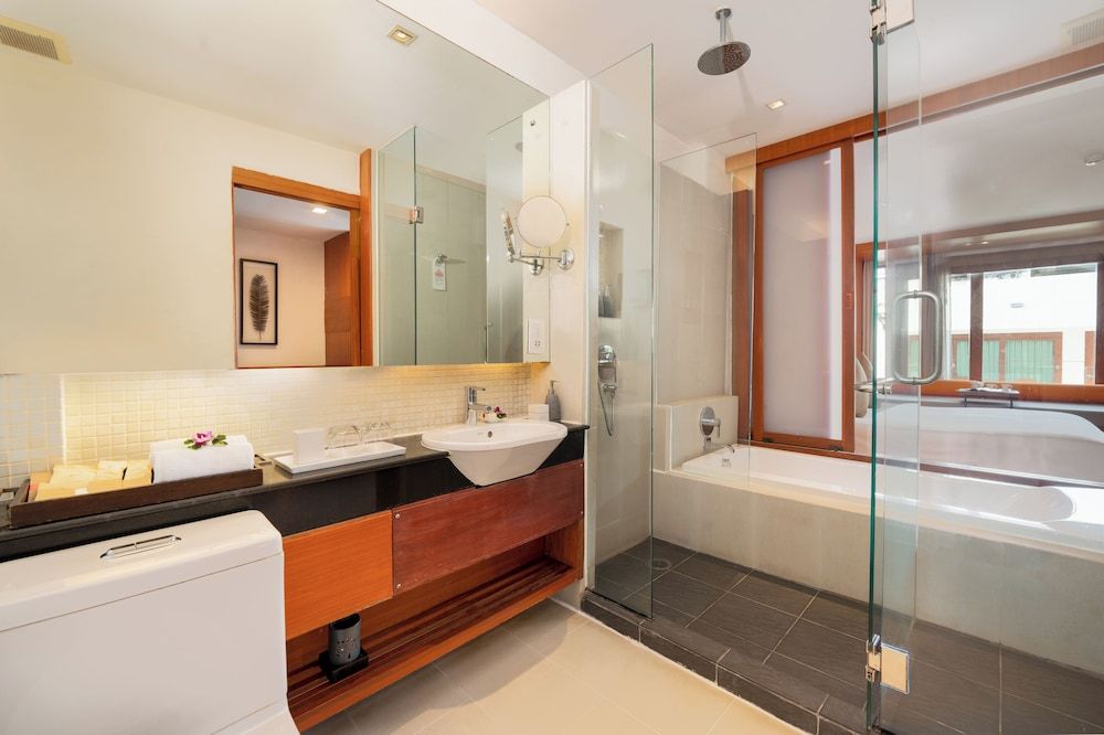 La Flora Resort Patong Deluxe Room, Pool View (Free Daily Minibar) 7