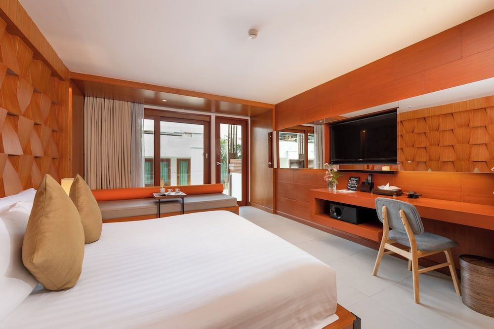 La Flora Resort Patong Deluxe Room, Pool View (Free Daily Minibar)